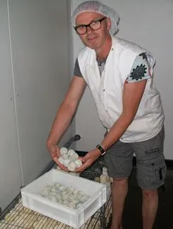 Fromager tenant des fromages frais dans les mains