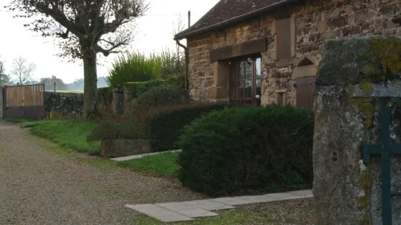 Bâtiment de ferme en pierre, lumière du soir