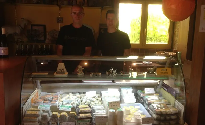 Deux éleveurs derrière le comptoir du magasin