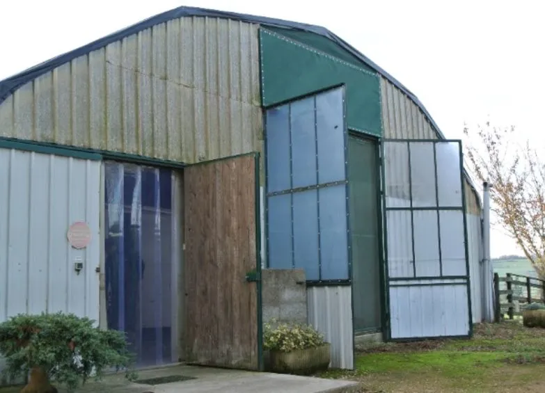 Hangar agricole, bardage métallique vert et blanc