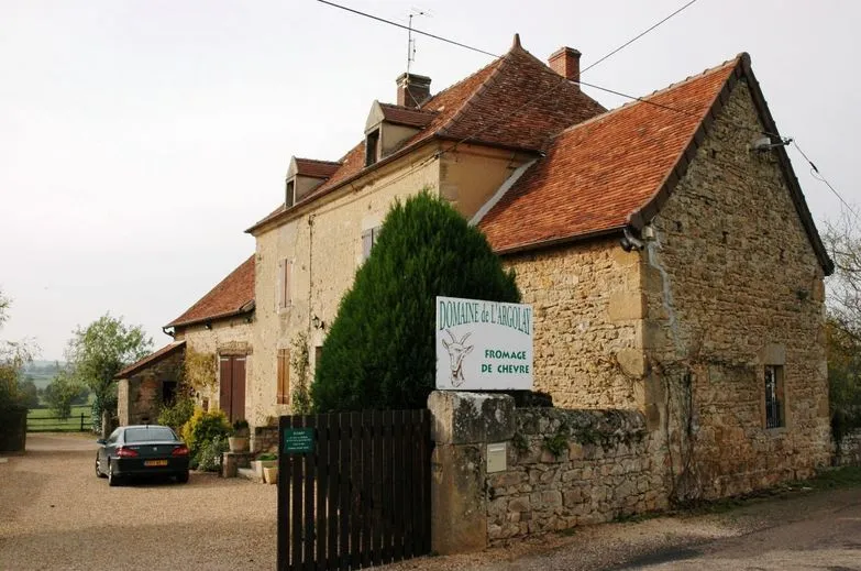La maison de la ferme, toit de tuiles, enseigne Domaine de l'Argolay